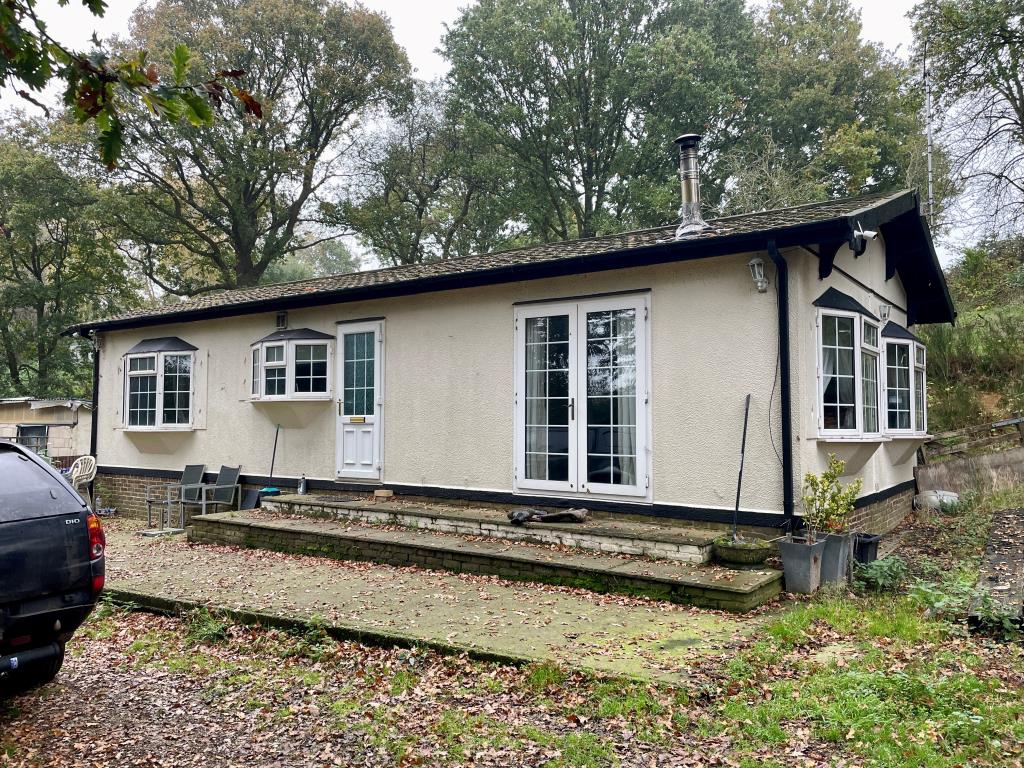 Lot: 135 - APPROXIMATELY 0.6 ACRE GYPSY/TRAVELLER SITE WITH PERMISSION FOR TWO UNITS - Chalet on bottom plot